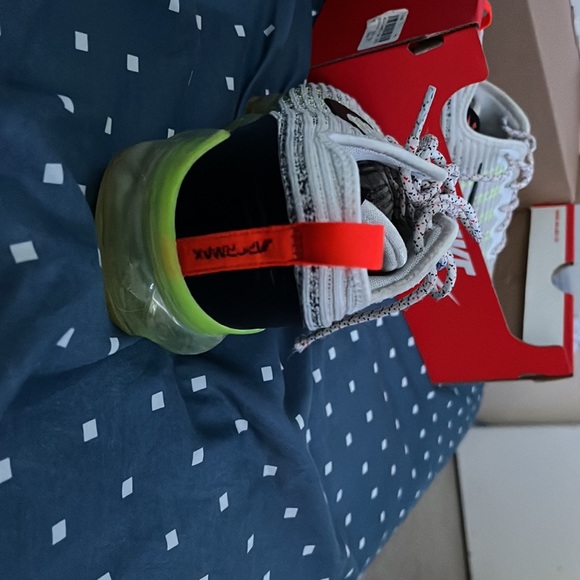 size 7 youth NIKE air vapormaxs. lightly worn, still in tact, like new. - Picture 6 of 7